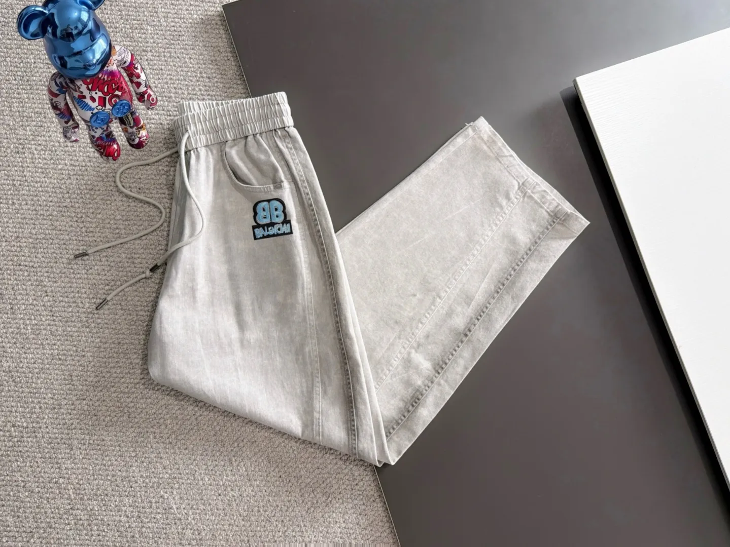 Next day shipment P195 Balenciaga High Quality 2026 Autumn and Winter New Arrival elastic band casual pants, counter-customized fabrics, Breathable, high comfort, impeccable details, brand element design concept, reflecting high quality. It feels delicate and soft! It presents a casual cut and the upper body shape is great! Sizes:S-3XL